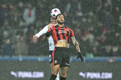 Júnior Brumado (i.m.), der her er i duel mod en FC Nordsjælland-spiller, scorede hattrick i torsdagens pokalkvartfinale, som FC Midtjylland vandt 5-1.