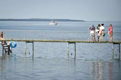 Hele weekenden er det strand- og badevejr. Men husk vand, for varmen kan godt bide lidt fra sig i de kommende dage. Arkivfoto: Lars Rasborg