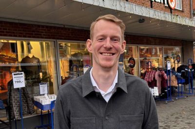 Kasper Sørensen har sammenlagt arbejdet syv år hos Tøjeksperten i Herning-Centret, så han kender alt til kædens udvalg. Han har til gengæld ikke solgt sportstøj før, men som aktiv håndboldspiller har et vist kendskab til den del.