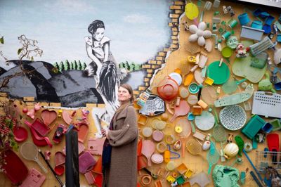 Klimakunstneren Lis Vestergaard har skabt dette kunstværk, som kan ses på en gavl på en af bygningerne. Kunst kommer til at fylde meget mere på Himmelbjerggården, som har modtaget midler fra Statens Kunstfond til at udvikle skitser til fem store kunstprojekter, der i de kommende år vil kunne opleves i området.