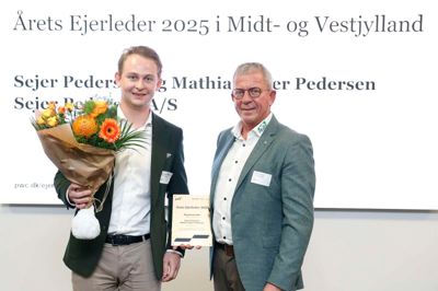 Mathias Sejer Pedersen (t.v.) og Sejer Pedersen blev for få uger siden kåret til Årets Ejerleder 2025 i Midt- og Vestjylland. De to har planer om at udvide entreprenørfirmaet Sejr Pedersen A/S med en administrationsbygning på godt 900 kvadratmeter.