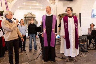 De seks stolaer blev indviet til gudstjenesten i Timring Kirke i søndags. Her ses sognepræsterne Rene Vejen Jensen (t.v) og Christoffer Grøndahl Svinth Olesen.