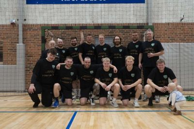 Her er holdet bag oprykningen - også med folkene bag holdet. Øverst fra venstre ses Dorte Rasmussen, Thomas Jensen, Simon Vindfeldt, Rasmus Andersen, Sune Wurtz, Sebastian Hornung, Kasper Holk, Troels Norge Dam. Nederst fra venstre ses Oliver Wittrok, Oliver Lyngsøe, Nicolai Leth, Nicklas Madsen, Marcus Beier, Morten Mogensen og dennes datter. Foto: Helena Rasmussen