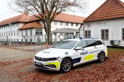 Når Kærshovedgård bliver tjekket med narkohunde, sker det kun udendørs. Kriminalforsorgen har nemlig ikke lovhjemmel til at bruge dem inde på udrejsecentret.