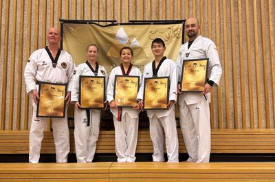 Hele fem udøvere fra Herning Taekwondo Klub steg i lørdags i graderne ved den officielle sortbæltegraduering i Solrød. Fra venstre er det Hans Christensen, Louise Goldenbeck-Bruhn, Esther Adelin Lee Jørgensen, Ulrik Pedersen og Engin Poyraz.