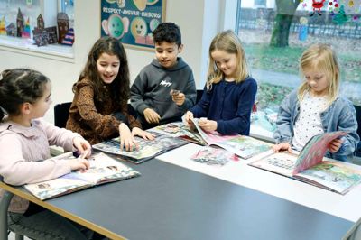 Eleverne på Østre Skoles bytteværksted lod os komme med indenfor og viste os, hvordan de bytter samlekortene fra »Valdes Jul«.