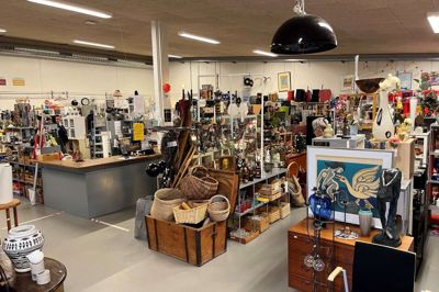 Genbrugsbutikken på Mørupvej har haft gang i en kæmpe oprydning, men har fortsat mange lækre ting, der også sagtens kan bruges som julegaver.