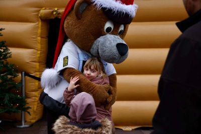 Kristine Bang Båtrup på seks år fik en krammer af Bamse Betjent, mens hendes søster, Signe på tre år, så på.