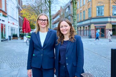 Hos Louis Nielsen i Østergade i Herning deler indehaverne Lise Hedegaard Stevn og Rebecca Richter gratis beskyttelsesbriller ud - så længe lager haves.