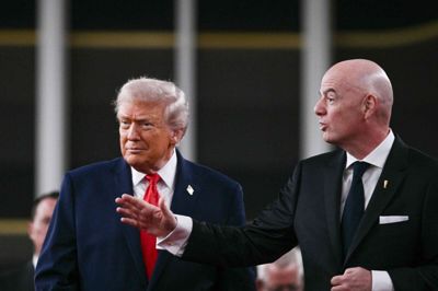 Donald Trump og Fifa-præsident Infantino har udviklet et venskabeligt forhold. Her ankommer de sammen til fredagens lodtrækning i Washington D.C.
