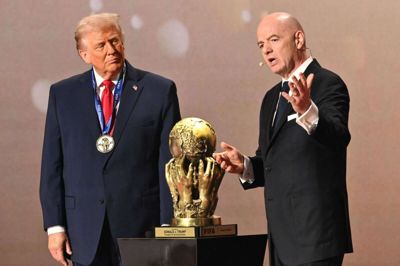 Trump fik i forbindele med fredsprisen overrakt en medalje og et trofæ.