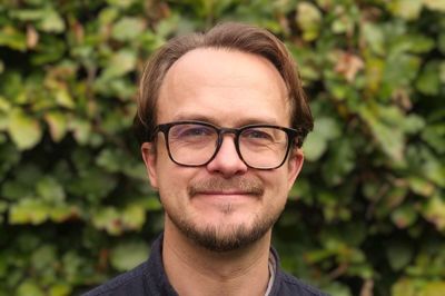 Den 43-årige kunsthistoriker, tidligere redaktør og projektleder Christian Langbo Salling tiltræder stillingen som daglig leder af Vestjyllands Kunstpavillon 5. januar 2026.