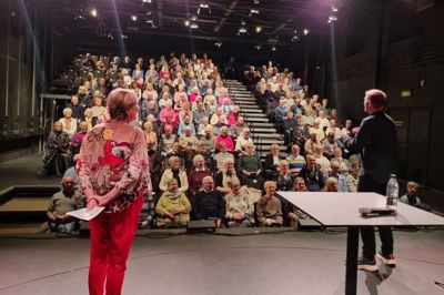 Gitte Hornshøj og sønnen Anders var de første værter, da Herning Cityforening bød indenfor til premieren på arrangementsserien »Syng Med«. Herning Ny Teater dannede lørdag formiddag rammen om arrangementet, der var udsolgt.