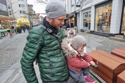 Johan Vedel og datteren Signe forsøgte sig ved skattekisterne ved Lions Club Herning Uldjydens stand i gågaden i lørdags. De rendte ikke med en af de fem præmier, der er på spil i julemåneden.