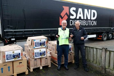 Erling Mikkelsen (t.v.), der er vicepræsident for Lions Club Uldjyden Herning, har haft 22 flyttekasser med brugte briller stående i sin garage i Lind. Torsdag ankom Rolf Holmslykke fra Sand Spedition for at afhente brillerne, der blev samlet ind på valgdagen 18. november. De skal først til Aalborg for at blive renset og målt i styrke. Derefter bliver de sendt til Afrika, hvor de får nye ejere.