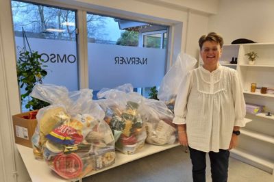 Det store smil var fremme hos afdelingsleder Annette Stær fra Lynggården, der er Kirkens Korshærs sociale fælleshus i Gullestrup, da hun lørdag eftermiddag modtog sækkevis af madvarer og andet brugbart til juledagene. Det er et mangeårigt samarbejde, Kirkens Korshær har med Lions Club Herning Uldjyden, der samler ind foran Føtex og Bilka hver december.