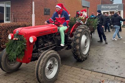 En gammel Massey Ferguson fører juleoptoget gennem Breum. Privatfoto