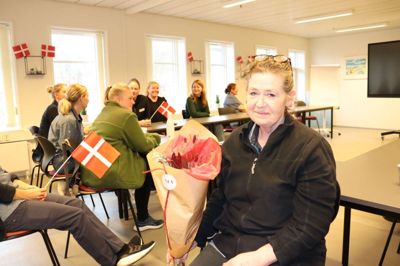 Laila Jespersen kom susende fra en akut opgave til et personalemøde, hvor hun blev overrasket med Ikast Avis' »Månedens Buket.