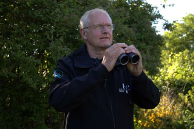 Det meste af Egon Østergaards fritid går med foreningsarbejde i Dansk Ornitologisk Forening, hvor han har været landsformand siden 2011. - Med over 17.000 fugleglade medlemmer og et sekretariat i København er der nok at se til. Ud over fuglene har jeg i det hele taget en stor interesse for naturen og de mange spændende arter, der lever derude. Mange truede og sjældne planter har brug for beskyttelse, og jeg har altid arbejdet for, at vi skal passe på deres levesteder og gerne forbedre dem til glæde for os alle sammen, siger Egon Østergaard.
