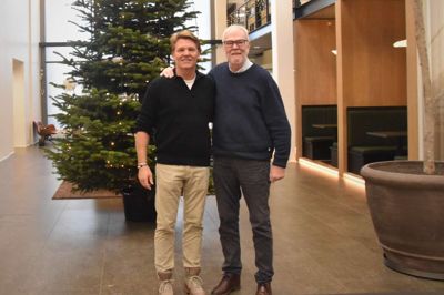 Direktør og medejer i DK Company sammen med korleder Aage Christiansen. Den Totale Dekadence holder igen i år julekoncert sammen med Ikast-virksomheden.