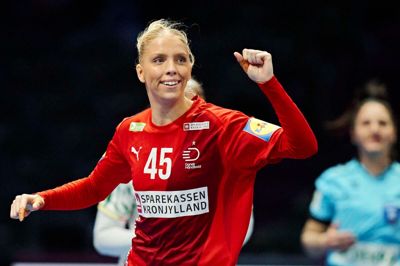 I den første kamp i mellemrunden vandt Danmark 40-28 over Senegal, og Julie Mathiesen Scaglione stod for 11 af Danmarks scoringer. Julie har sit efternavn fra sin far, Thomas Scaglione, der også har været professionel håndboldspiller.