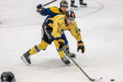 Victor Cubars forsøger at få kontrol over pucken for næsen af sin tidligere holdkammerat, bofælle og gode ven, Magnus Carlsen. I aften dyster de to venner igen på isen i Herlev.