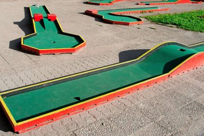 Med 12-15 flytbare huller kan Sparkær IF for omkring 100.000 kroner indrette en minigolfbane på den tennisbane, der ligger ubrugt hen ved klubhuset på Enrico Dalgas Vej.