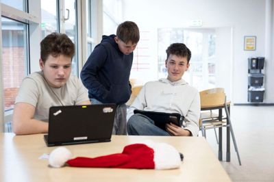 Ditlev Jeppesen (t.h.), 6.a, elsker jul og skal holde det hjemme, og den står altid på flæskesteg og masser af gaver, så selvfølgelig skal hans sang handle om den kommende højtid. I midten ses Oliver Pedersen og dernæst Dejan Knezic. Drengene går også i 6.a.