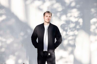 I november var den 25-årige pædagogstuderende Oliver Bundgård Driscoll fra Herning i København for at modtage en pris for »på trods af modgang at have taget ejerskab over eget liv«, som det hedder i Børnehjælpsdagens begrundelse for den årlige uddeling af »Lillebrorprisen« til en fighter med anbringelsesbaggrund. Bag prisen ligger fortællingen om en ung mand, der ikke vil lade sig definere af en hård barndom, men tvært imod er kommet så langt med sin egen proces, at han stiller op som frivillig for at hjælpe andre.