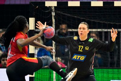 Filippa Idéhn er her i en kamp ved VM mod Angola og Vilma Nenganga.