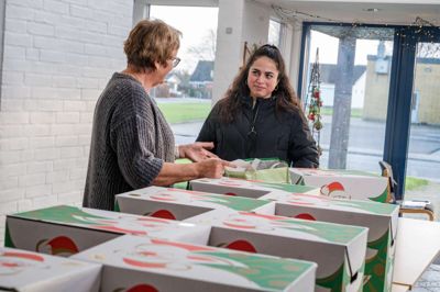 Ved sidste års uddeling af julehjælp hos Indre Mission i Videbæk var Neslihan Demir (th) blandt dem, der modtog hjælp. Her er hun i samtale med Lis Thorsen fra julehjælpsudvalget. Billedet blev brugt i forbindelse med en artikel, hvor Neslihan Demir fortalte om sin konvertering fra muslim til kristen.