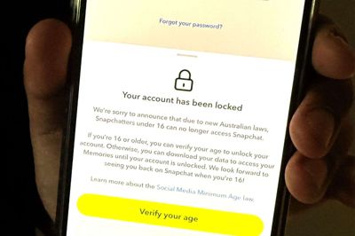 En 13-årig dreng i den australske storby Sydney viser på sin telefon, at han er blevet lukket ude af det sociale medie Snapchat som følge af et forbud for børn under 16 år.