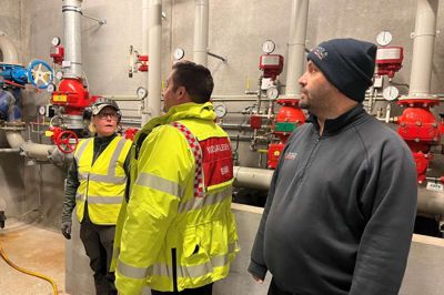 Sprinkleranlægget i parkeringskælderen på Kousgaards Plads er et større sammensurium af vandledninger, pumper og ventiler i et teknikrum, som i forbindelse med en rengøringsopgave fik vandet til at fosse ud af to brandskabe oppe på selve pladen. Her får grøn driftsleder Tine Klyver fra virksomheden Kasvi en snak om årsagen til fejlen med indsatsleder Anders Skov fra Brand & Redning Midtvest