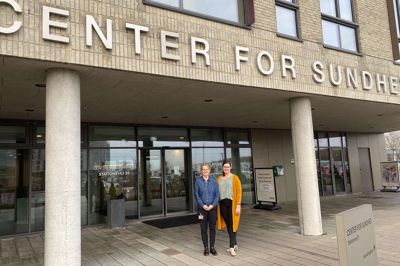 Chefsygeplejerske Hanne Lise Lorentzen og oversygeplejerske Mette Linnemann fra Børn og Unge på Regionshospitalet Gødstrup ses her foran Center For Sundhed i Holstebro, hvor en af de nye Børn og Unge-klinikker er placeret.