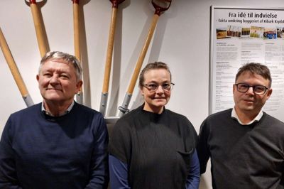 Den nye bestyrelse for Kibæk Elværks Fond er fra venstre kasserer Jens Lange, formand Heidi Bodenhoff og sekretær Jesper Sandfeld.