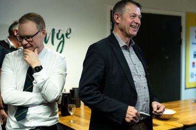 Borgmester Ib Lauritsen (V) åbner op for sine tanker om de værste sager i sit politiske liv, om konstitueringen på valgnatten og om samarbejdet i byrådssalen. Her ses han på valgnatten med aftalepapiret i hånden. Vi bringer indblikket fra borgmesterkontoret i to dele, og i morgen er vi klar med næste kapitel.