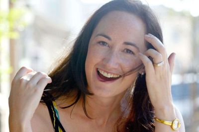 Fra 2000 til 2019 er der blevet udgivet ni bøger i "Shopaholic"-serien under pseudonymet Sophie Kinsella. Her ses forfatteren, hvis rigtige navn er Madeleine Wickham, i 2004. (Arkivfoto).