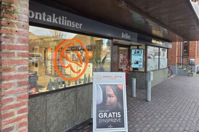 De to erhvervslejemål; Profil Optik og Herning Folkeblad på Søndergade 3 i Videbæk er blevet op sagt med virkning fra 1. december 2026. Det er Vestjylland Forsikring, der ejer bygningen, og årsagen til opsigelsen er, at forsikringsselskabet selv skal benytte lokalerne til kontorfaciliteter.