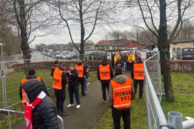 Der var et stort opbud af betjente og sikkerhedsfolk forud for Youth League-braget mellem FC Midtjyllands U19-hold og de tyske mestre fra FC Køln. De tyske gæster blev tjekket ind et sted, mens de danske danske fans måtte ud på en længere gåtur for at komme ind på stadion.