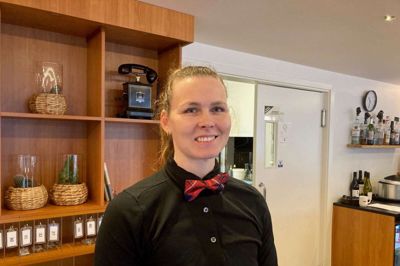 Michelle Therp, 38 år, Vildbjerg: - Vi laver julekonfekt og pynter småkager med glasur med børnene juleaftensdag, så der er nogle aktiviteter for dem. Ligesom nytårsaften, har vi også nogle lege juleaftensdag, så dagen ikke bliver for lang for dem. Vi gør også det i år, at børnene får en gave inden aftenen, fordi vi bliver 19 voksne og 11 børn.