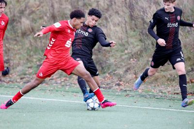 Julius Emefile forsøger at bevare bolden i duel med en spiller fra FC Köln i Youth League. Emefile var også i startopstillingen, da FCM lørdag afsluttede sæsonen i U19 Ligaen med et stort nederlag mod FC København.