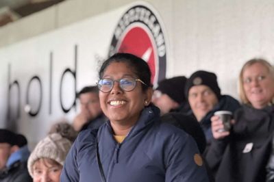 Viviyana Alphina er mor til U19-spilleren James Alphina. Hun er meget stolt af sin søn. - James er en meget hårdtarbejdende og pligtopfyldende dreng. Vi har altid sagt, at fodbold er vigtigt, men at skolen er lige så vigtig, og han er virkelig god til at balancere de to ting. Han har været i FC Midtjylland, siden han var 11 år, så FCM er hans klub, siger hun.