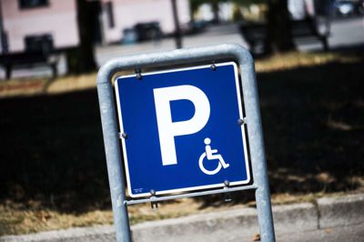 Handicapskiltet her viser, at parkeringsbåsen kun er for bilister med handicap. Det kræver et handicapkort at parkere der, og kortet kan også give adgang til gratis parkering andre steder. Det er der nogle, der udnytter, selv om de ikke har et handicap. (Arkivfoto).
