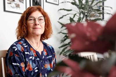 Jette Køhler Larsen har haft en turbulent barndom. Fra hun var 13 år, boede hun på børnehjem, så kunne hendes mor finde på at ringe og spørge, hvor Jette havde tænkt sig at holde jul henne, for selv skulle hun ud at sejle. - Så måtte jeg selv finde ud af det, fortæller Jette Køhler Larsen. Hun har også oplevet, at hendes mor aflyste juleaften få timer før, Jette og hendes mand skulle komme, fordi hun følte sig sløj. Dagen efter fortalte moren glad, hvordan hun havde hygget sig med god mad og pakkespil og alt muligt sammen med nogle venner. - Sådan var det også, da jeg var barn, siger Jette Køhler Larsen.