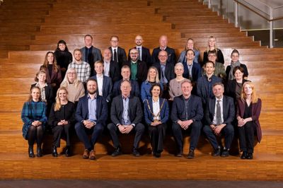 Viborg Kommunes byråd 2026-2029 konstituerede sig onsdag den 10. december. Katrine Fusager Rohde (V) blev enstemmigt valgt som borgmester og fik på mødet overdraget borgmesterkæden. Hun flankeres på billedet af 2. viceborgmester Torsten Nielsen (DD) til venstre og 1. viceborgmester Anders Bertel (S) til højre.