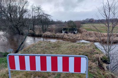 Fundamenterne står endnu hvor jernbanebroen over Skjern Å engang var. En lodsejer vil bygge en ny bro og Herning Kommune støtter projektet, der kan genåbne vandrestien øst for Sdr. Felding.