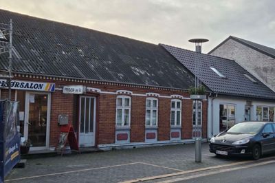 De to ejendomme på Bredgade 43 og 45 skal, hvis det står til Videbæk Erhvervsgruppe og HNN Byggefirma, rives ned. Der skal i stedet opføres en ny bygning med erhvervslejemål i stueetagen og lejligheder til privat udlejning på første sal. Men inden de to parter kommer så langt, så skal en aftalen falde på plads med Ringkøbing-Skjern Kommune, der skal give en pulje penge til byfornyelse.