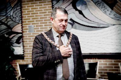 Da byrådet konstituerede sig 1. december, fangede fotografen Ib Lauritsen (V) i et kort øjeblik, hvor han taknemmeligt tog fat i borgmesterkæden. Op til valget kaldte han sig en smule nervøs, men siger nu efterfølgende, at han ret hurtigt var sikker på, at »den var hjemme«.