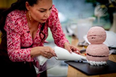 Mediepersonligheden Mascha Vang i koncentration under bagningen af sin kage. (PR-foto).