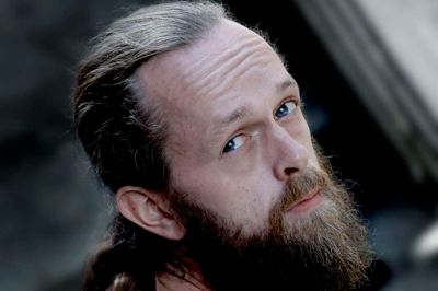 Vildbjergenseren Elias Ehlers, der fylder 40 år på søndag, 14. december, har ved siden af standup arbejdet som kropsterapeut, og nu driver han Mentorshoppen i Holstebro, der støtter udsatte børn og unge.